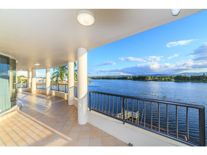 8 Istana View, Clear Island Waters QLD 4226