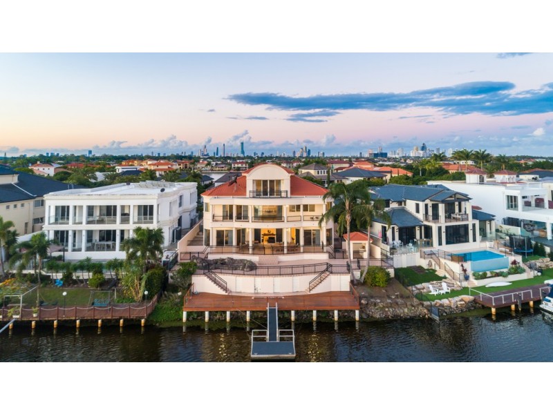 8 Istana View, Clear Island Waters QLD 4226