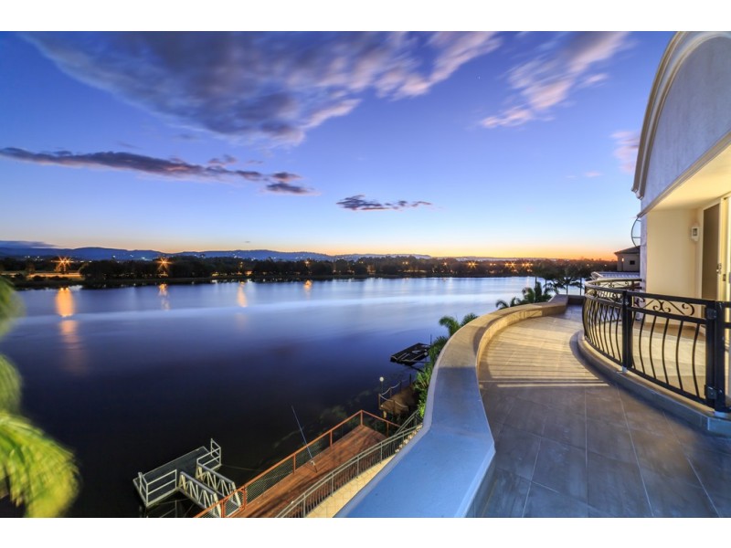 8 Istana View, Clear Island Waters QLD 4226