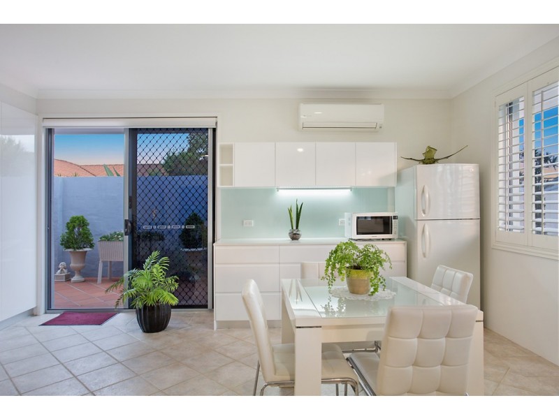 206 Acanthus Avenue, Burleigh Waters QLD 4220
