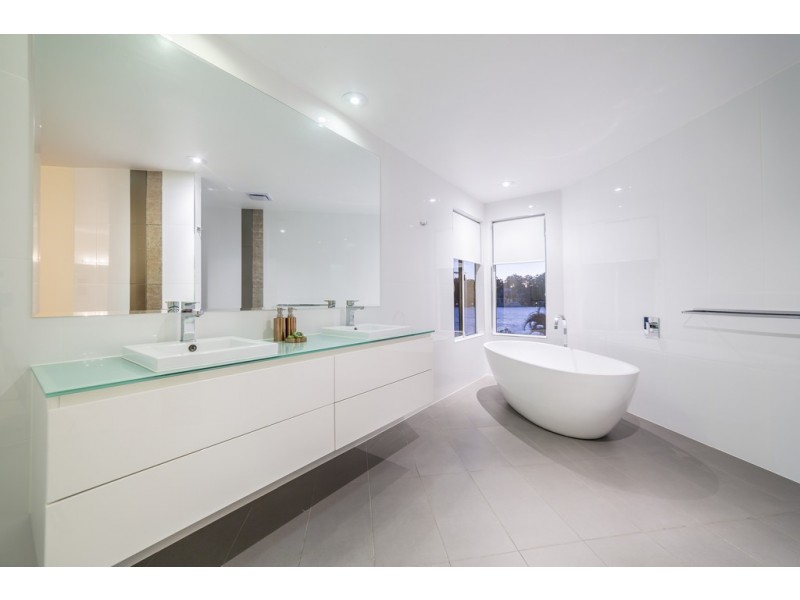 105 Commodore Drive, Paradise Waters QLD 4217