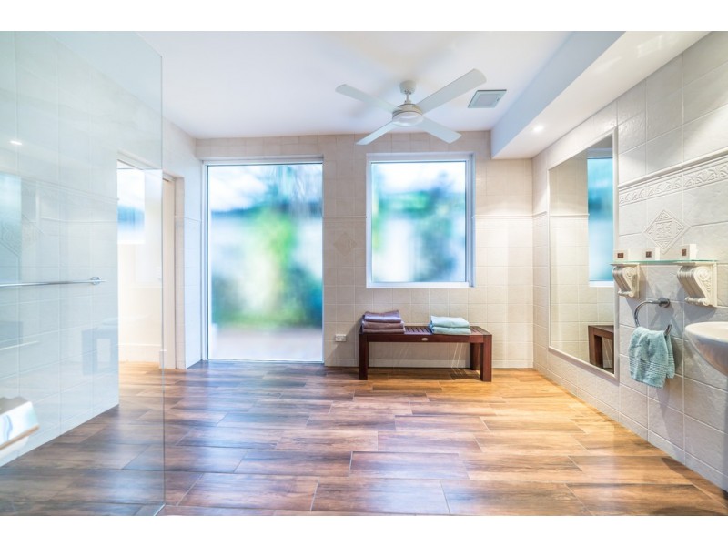 105 Commodore Drive, Paradise Waters QLD 4217