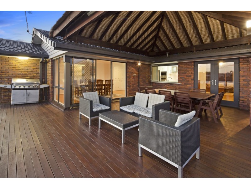 17 Naranja Cres, Benowa QLD 4217