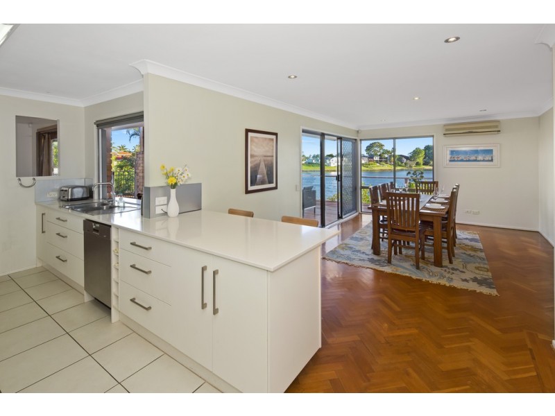 17 Naranja Cres, Benowa QLD 4217