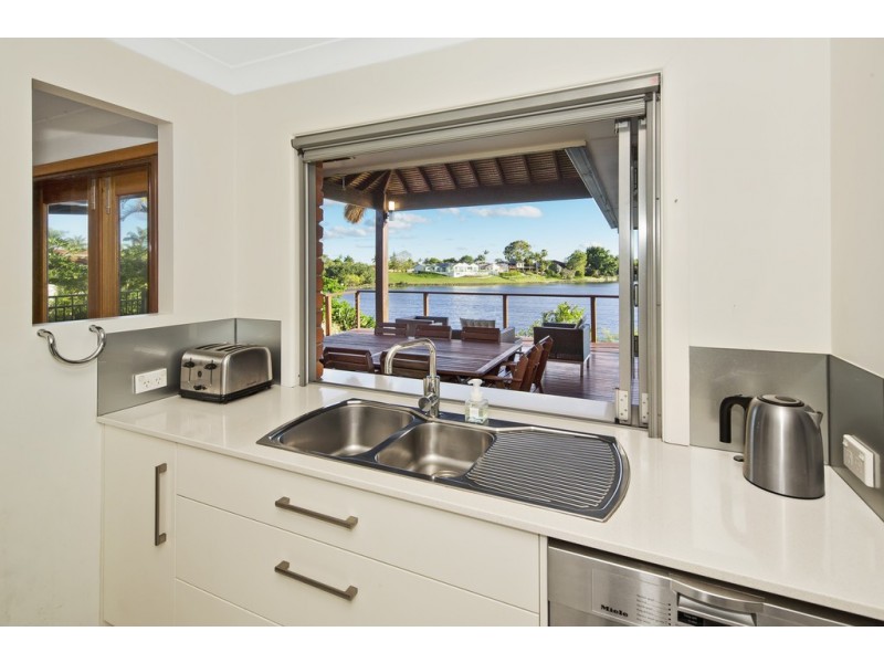 17 Naranja Cres, Benowa QLD 4217