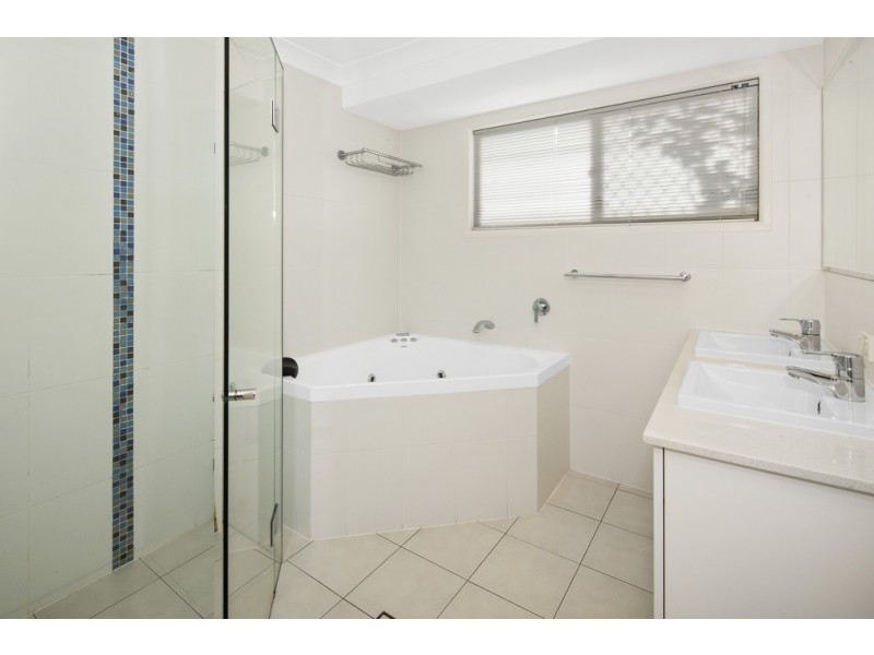 17 Naranja Cres, Benowa QLD 4217