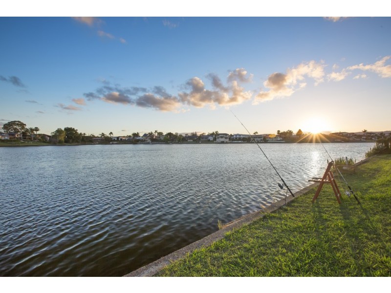 17 Naranja Cres, Benowa QLD 4217