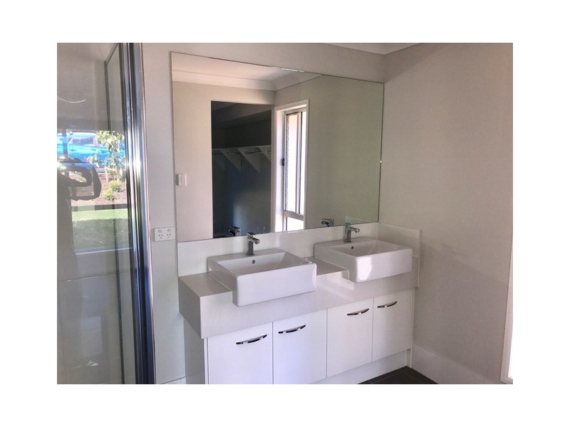 15 Cooleroo Cres, Southport QLD 4215