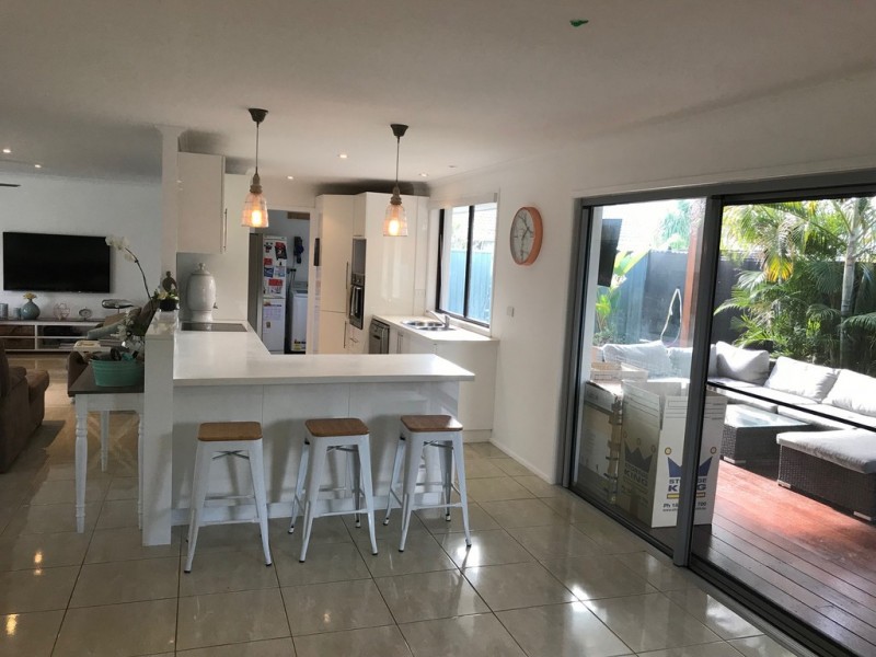 2 Karratha Court, Mermaid Waters QLD 4218