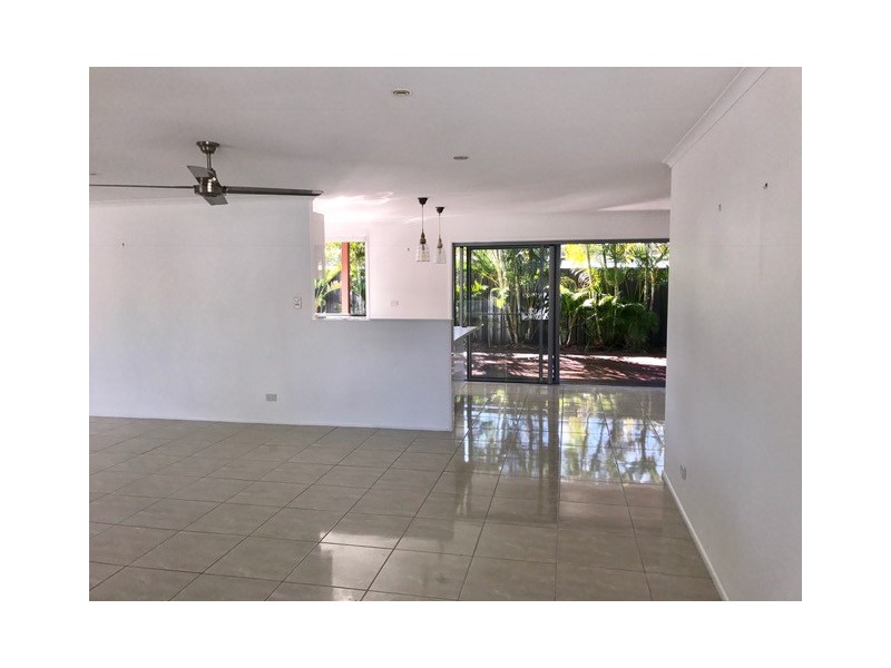 2 Karratha Court, Mermaid Waters QLD 4218