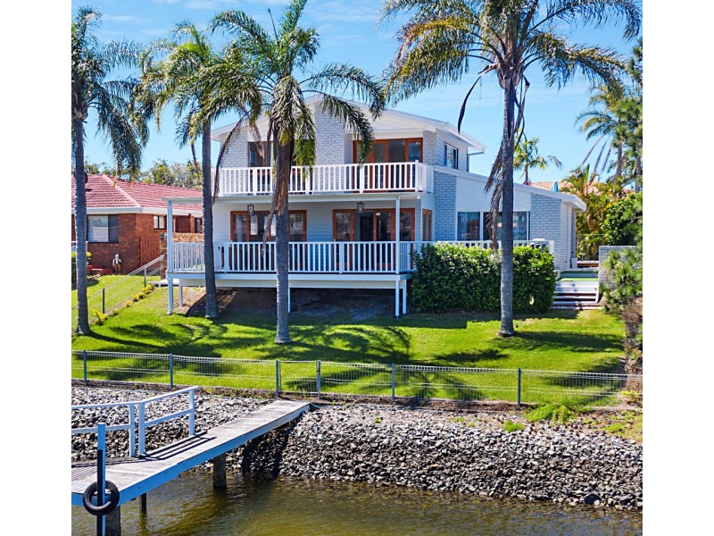 9 Pilot Court, Mermaid Waters QLD 4218