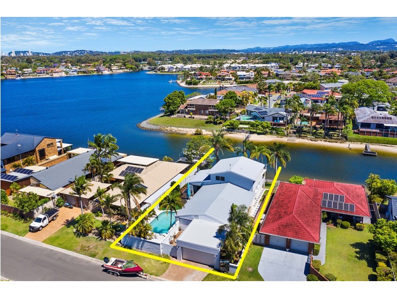 9 Pilot Court, Mermaid Waters QLD 4218