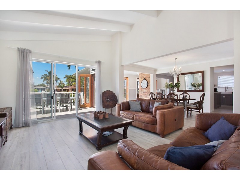 9 Pilot Court, Mermaid Waters QLD 4218