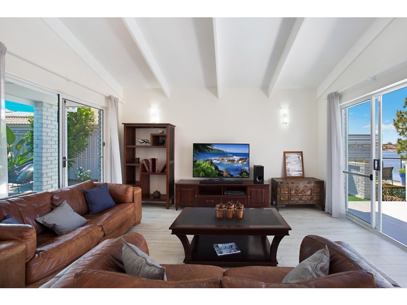 9 Pilot Court, Mermaid Waters QLD 4218