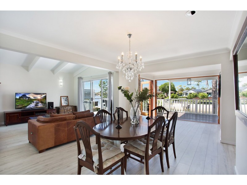 9 Pilot Court, Mermaid Waters QLD 4218