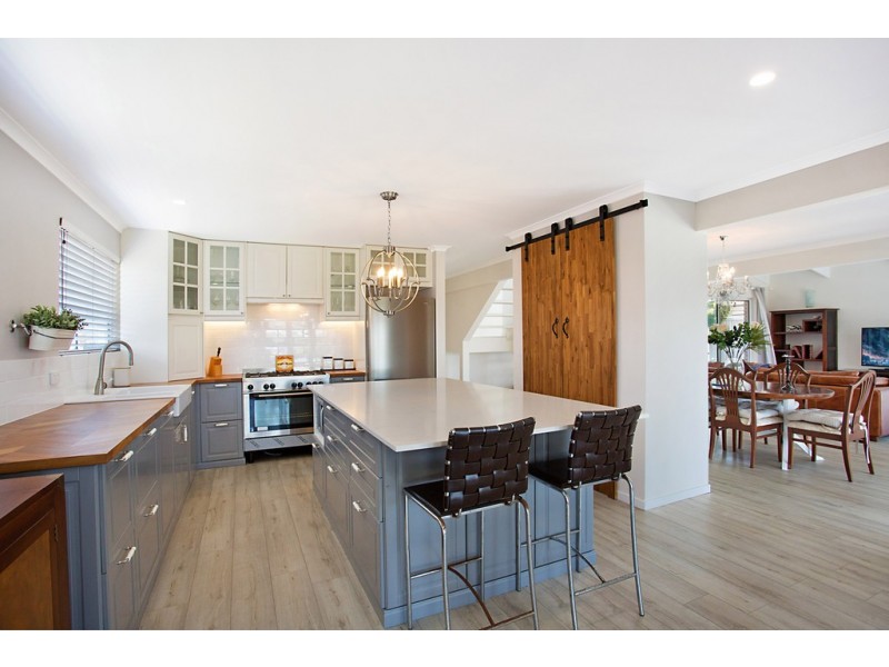 9 Pilot Court, Mermaid Waters QLD 4218