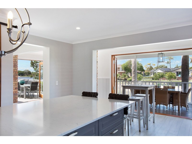 9 Pilot Court, Mermaid Waters QLD 4218