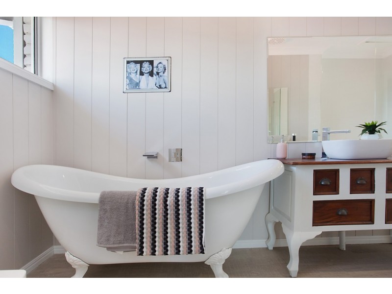 9 Pilot Court, Mermaid Waters QLD 4218