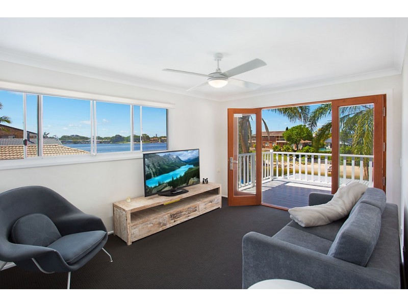 9 Pilot Court, Mermaid Waters QLD 4218