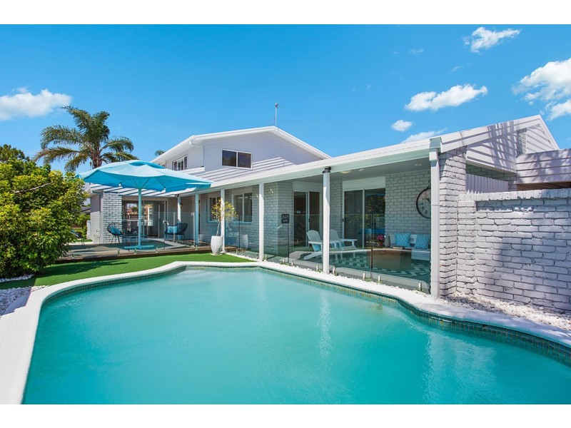 9 Pilot Court, Mermaid Waters QLD 4218