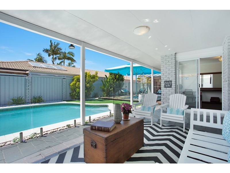 9 Pilot Court, Mermaid Waters QLD 4218