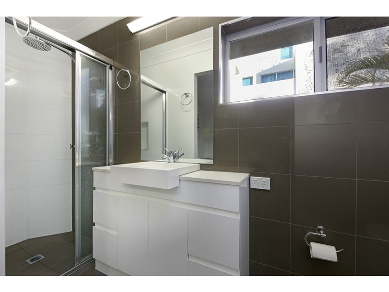 1/125 Old Burleigh Road, Broadbeach QLD 4218