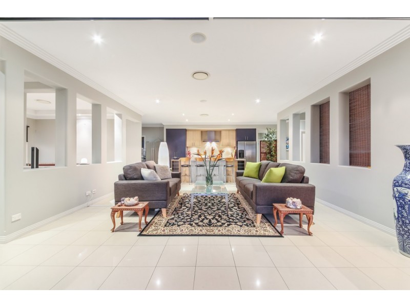8 Waterview Crescent, Sorrento QLD 4217