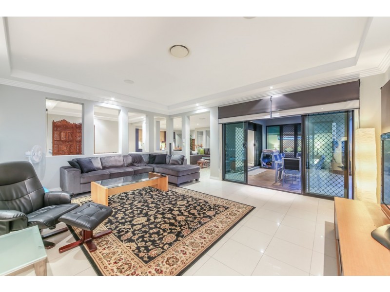 8 Waterview Crescent, Sorrento QLD 4217