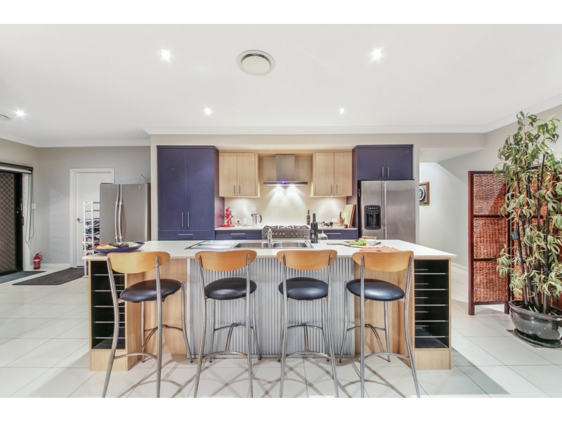 8 Waterview Crescent, Sorrento QLD 4217