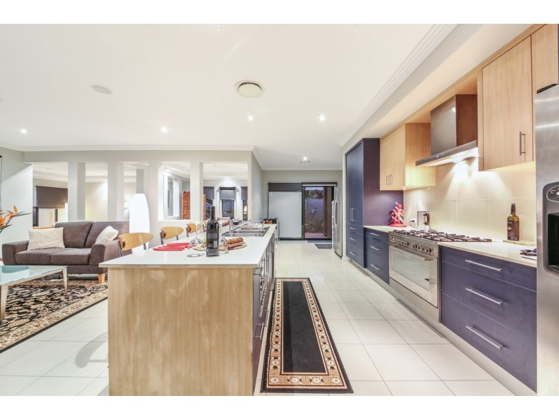 8 Waterview Crescent, Sorrento QLD 4217