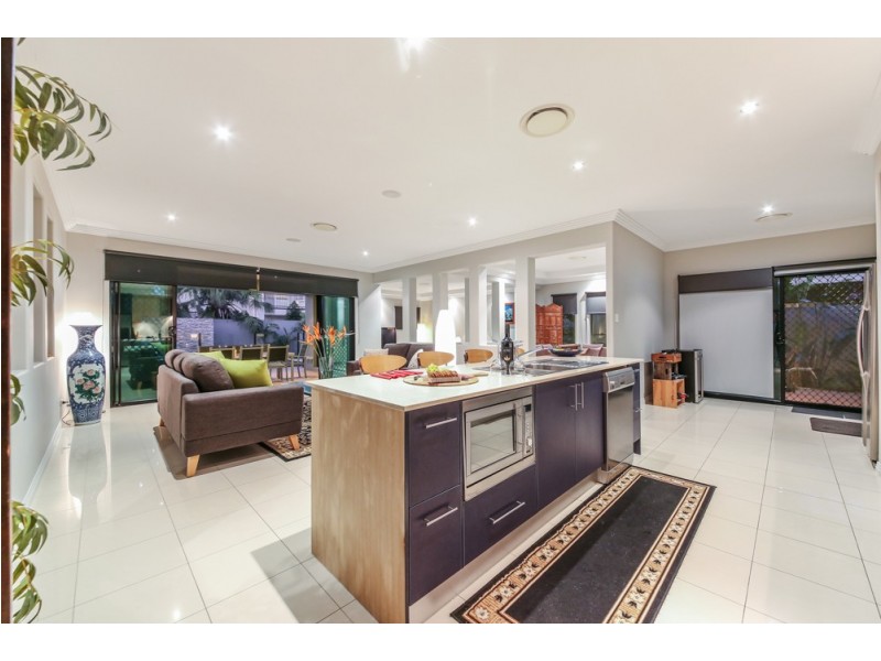 8 Waterview Crescent, Sorrento QLD 4217