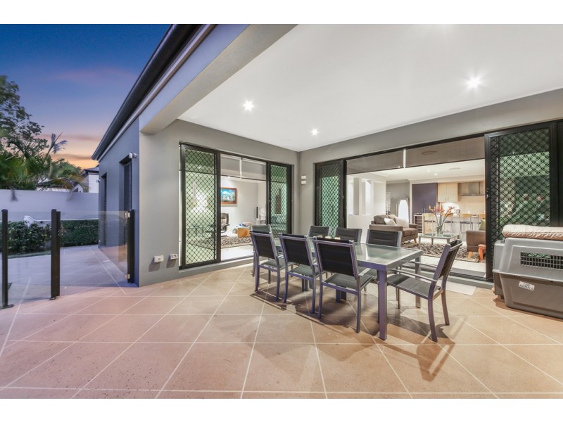 8 Waterview Crescent, Sorrento QLD 4217