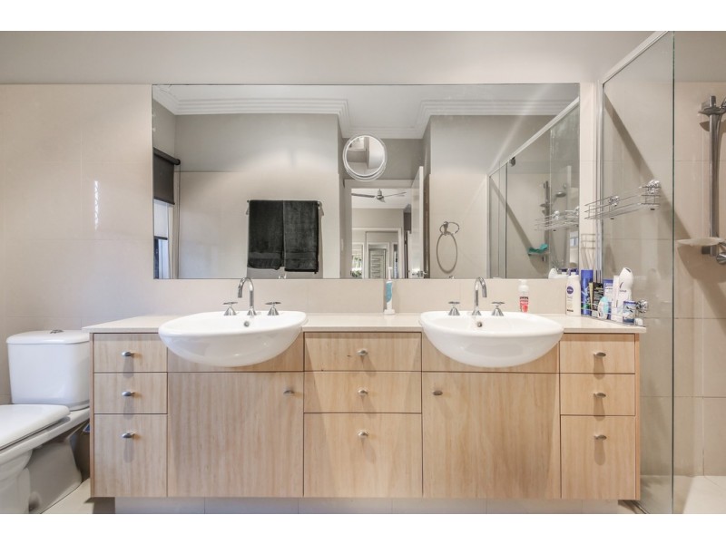 8 Waterview Crescent, Sorrento QLD 4217