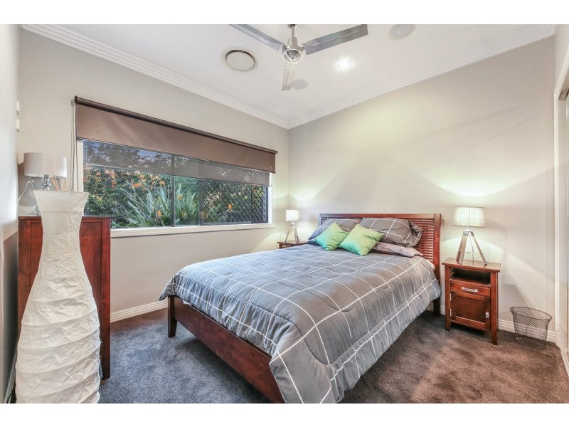 8 Waterview Crescent, Sorrento QLD 4217