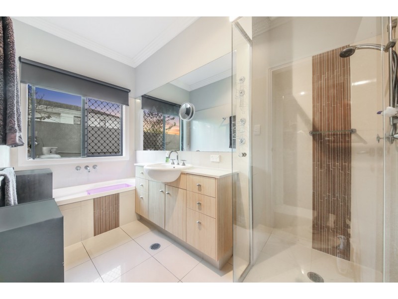 8 Waterview Crescent, Sorrento QLD 4217