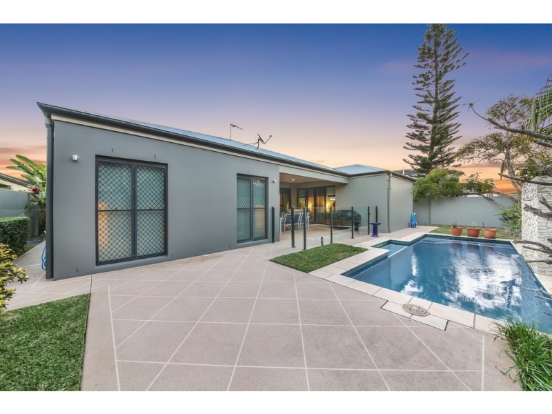 8 Waterview Crescent, Sorrento QLD 4217
