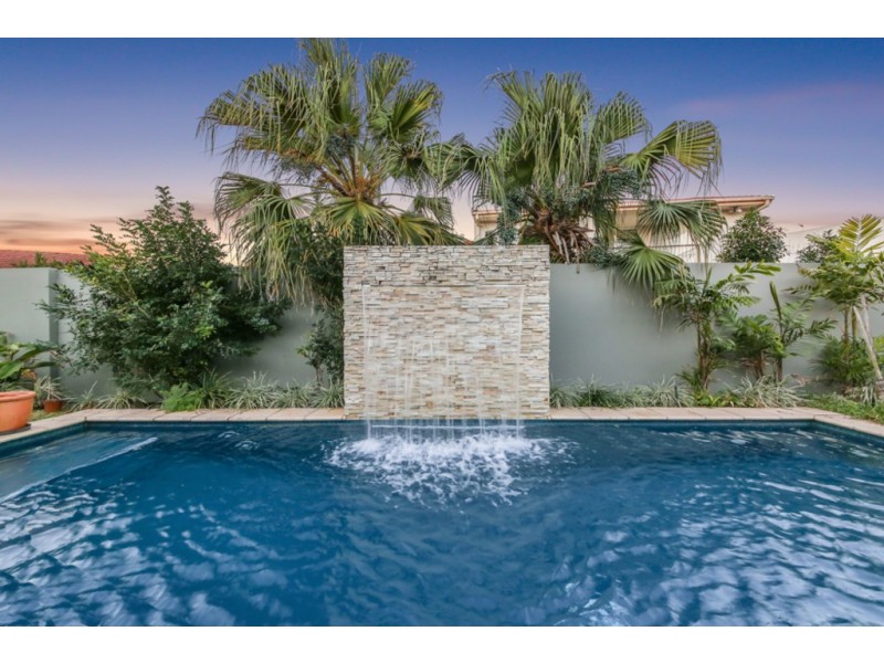 8 Waterview Crescent, Sorrento QLD 4217