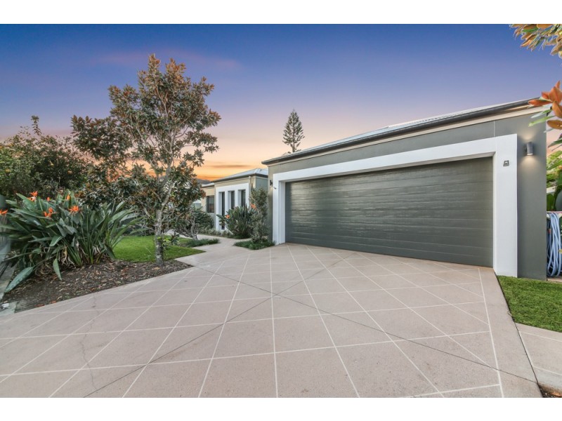 8 Waterview Crescent, Sorrento QLD 4217