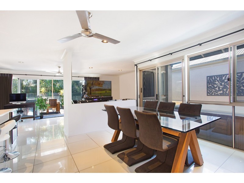 25 Rainbird Close, Burleigh Waters QLD 4220