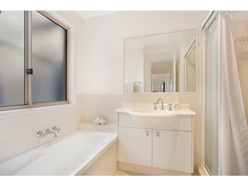 25 Rainbird Close, Burleigh Waters QLD 4220