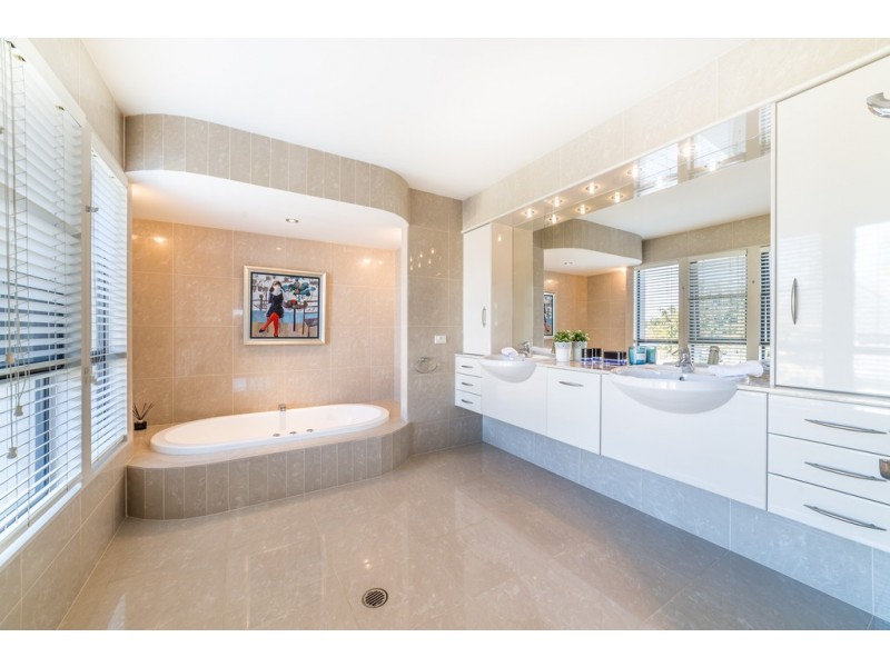 21 The Promenade, Isle Of Capri QLD 4217