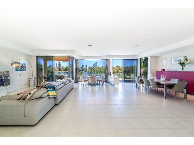 21 The Promenade, Isle Of Capri QLD 4217
