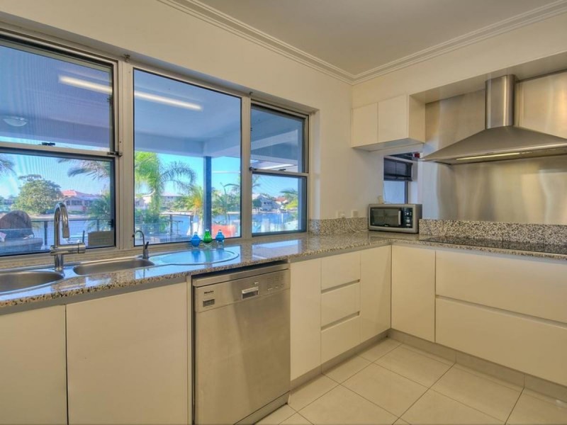 68 Waitomo St, Broadbeach Waters QLD 4218