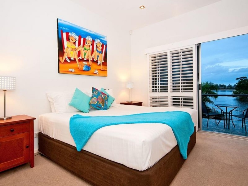 68 Waitomo St, Broadbeach Waters QLD 4218