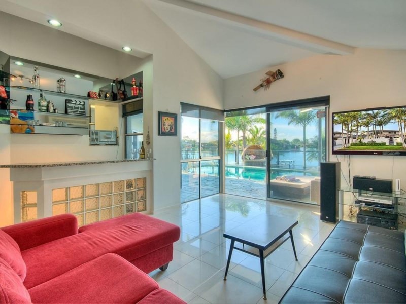 68 Waitomo St, Broadbeach Waters QLD 4218
