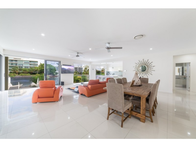 129 Allambi Avenue, Broadbeach Waters QLD 4218