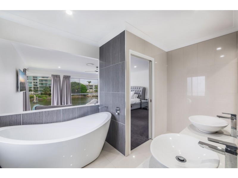 129 Allambi Avenue, Broadbeach Waters QLD 4218