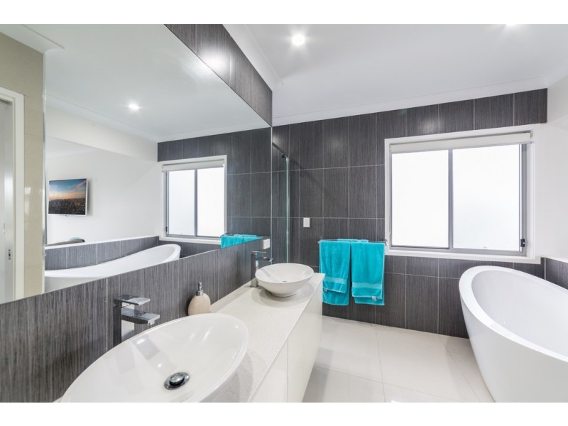 129 Allambi Avenue, Broadbeach Waters QLD 4218