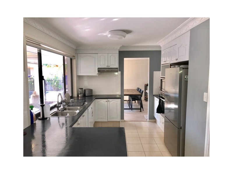 4 Haslewood Court, Mermaid Waters QLD 4218