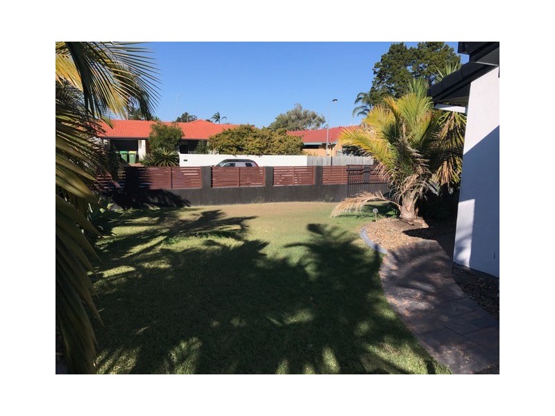 4 Haslewood Court, Mermaid Waters QLD 4218